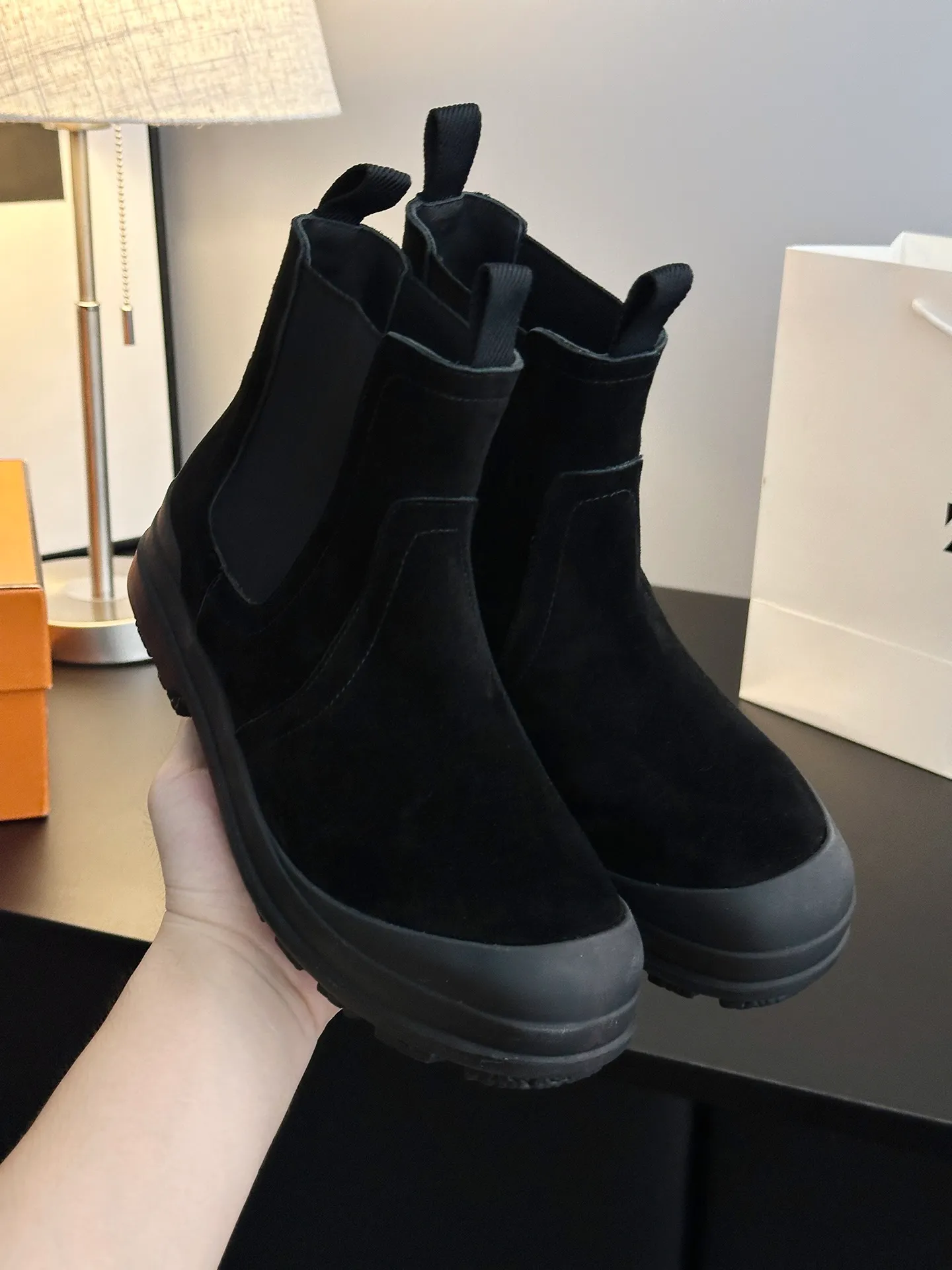 👟👟Ex-factory price 700👟👟 【𝐇𝐄𝐑𝐌𝐄𝐒Ankle boots】Exquisite workmanship, classic and yet individual, matching college style & simple style. yyds The key point is that it makes you taller and slimmer, which is really good news for small people. It makes you look slimmer and taller than ever yyds, good-looking ➢Shoe upper material: original customized cowhide + Yangjing noodles ➢Inner material: cowhide lining ➢Outsole material: original rubber sole ➢Color selection: black cowhide, black Yangjing, nude Yangjing ➢Optional code number: 35-40 (customized 40 is not returnable)